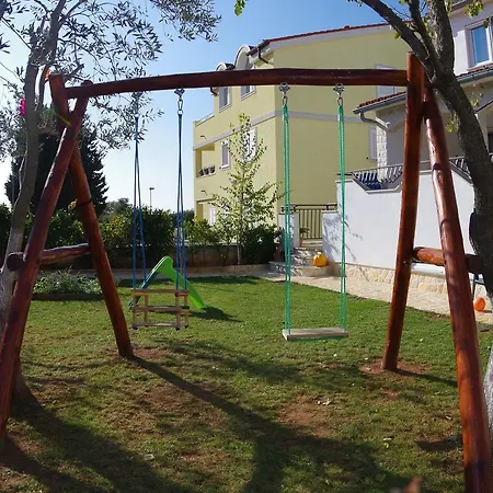 Quaint Apartment With Garden In Pula Pula