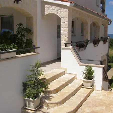 Quaint Apartment With Garden In Pula Apartment