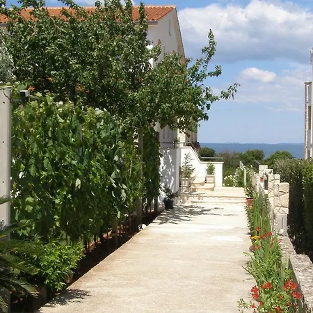 Quaint With Garden In *