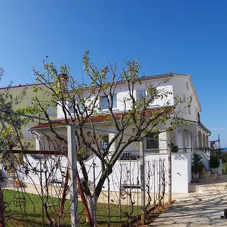 Quaint With Garden In