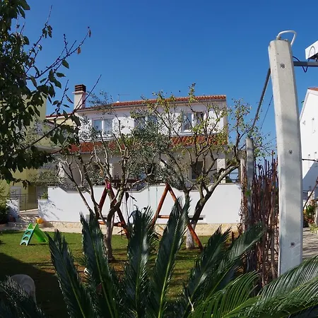 Apartamento Quaint With Garden In Pula