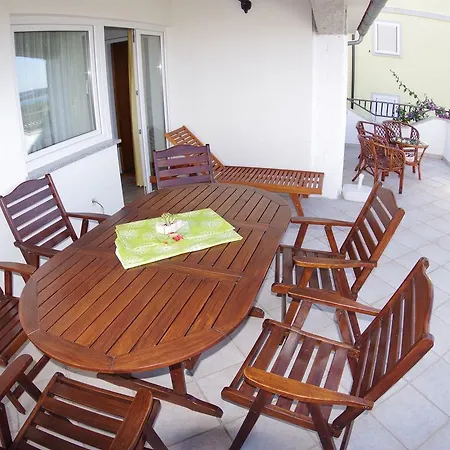 Quaint Apartment With Garden In Pula *