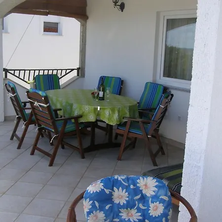 Quaint Apartment With Garden In Pula Apartment *