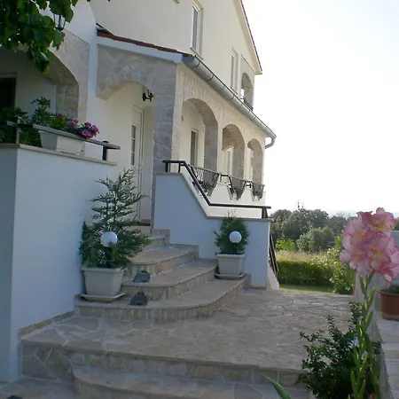 Apartment Quaint Apartment With Garden In Pula *