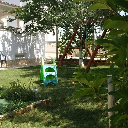 Quaint With Garden In * Pola