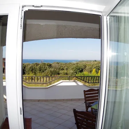 Quaint With Garden In Pola